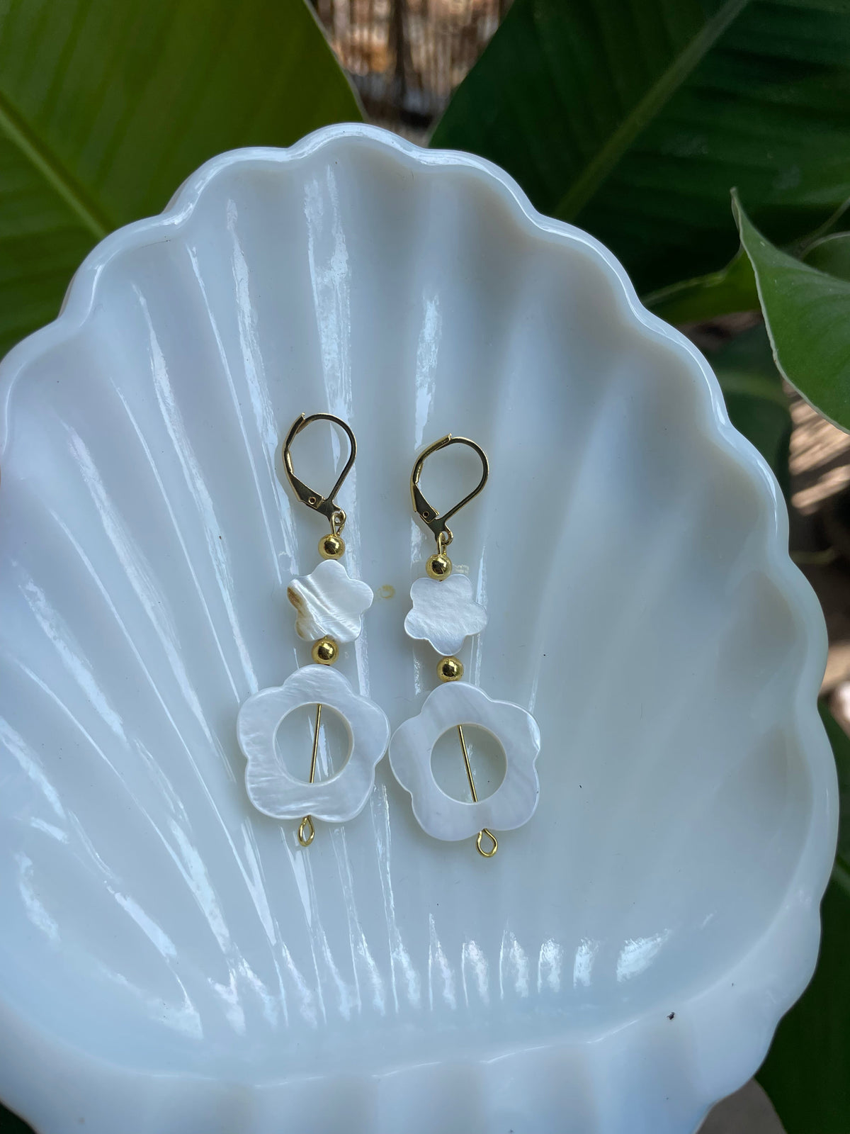 FLOWER SHELL - DROP EARRINGS